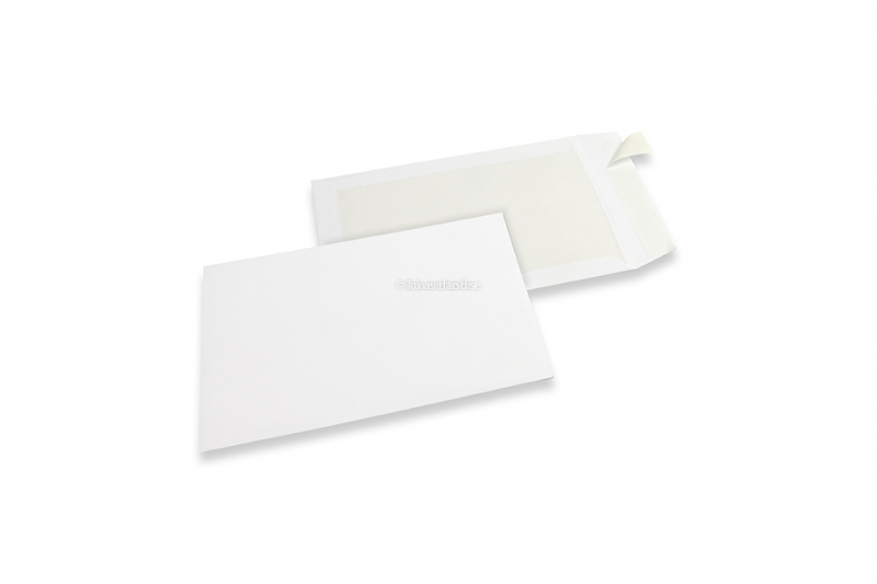 Kuvert med kartong på baksidan - 220 x 312 mm, 120 gram vit kraft fram, 450 gram vit duplex baksida, remsa